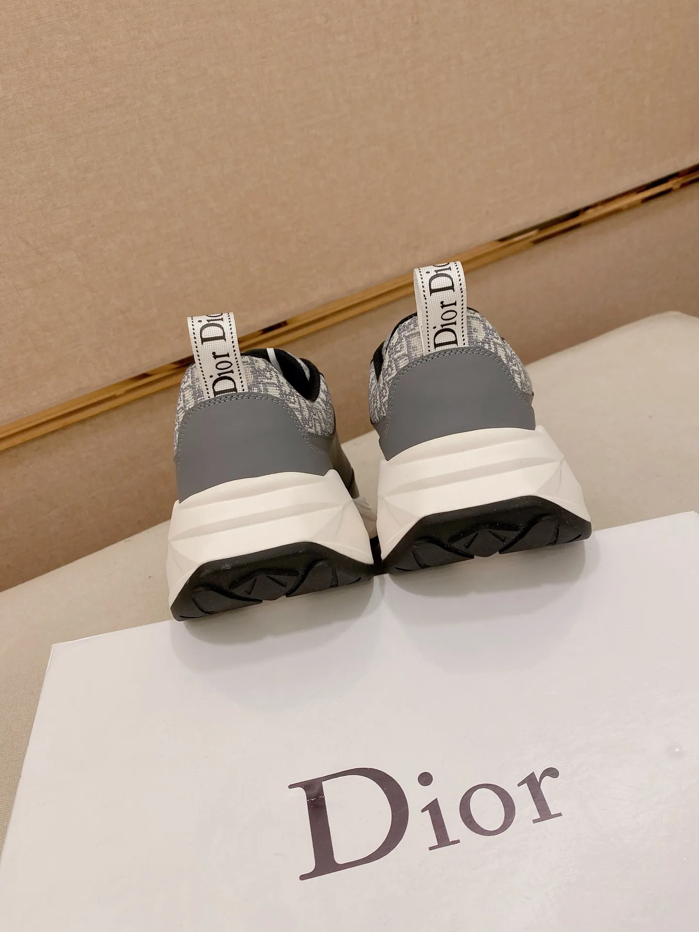 Factory price: 442💰[Dior·Dior] New casual sports style men's shoes, new spring and summer design, perfect workmanship, lace-up lazy style to create wardrobe quality, upper: imported first-layer cowhide, sheepskin lining is soft and comfortable, ultra-light TPU wear-resistant outsole, simple, versatile fashion men's shoes, excellent color code number 38--44. Can be customized for 45 non-refundable!